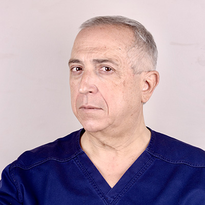 Dott. Daniele Bellettini Medico Chirurgo Odontoiatra Si occupa principalmente di parodontologia, implantologia e protesi fissa e rimovibile.